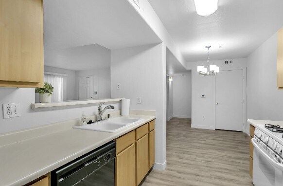 Building Photo - 950 Seven Hills Dr