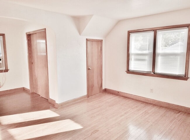 Building Photo - 4 Bed / 2 Bath Single Family Home