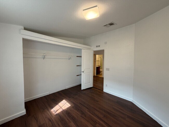 Building Photo - 3 Bedroom Single Story Home Available Near Unser Blvd SW & Bridge Blvd SW!