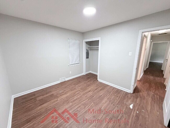 Building Photo - 2050 Sharon Ln