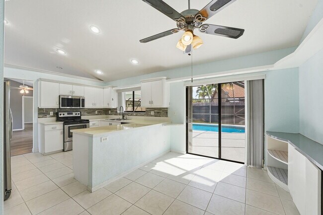 Building Photo - 9284 Laurel Green Dr