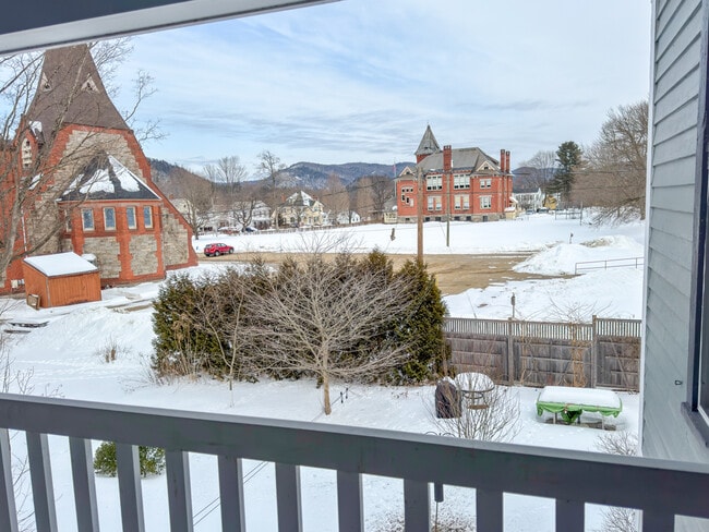 Building Photo - 14 Maple St