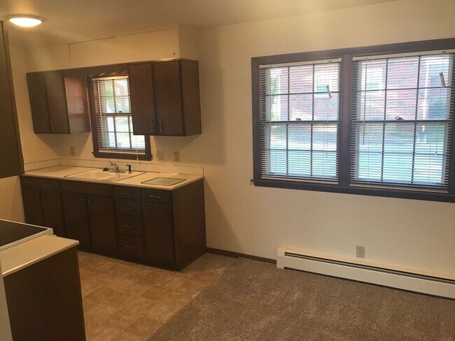 Building Photo - 1725 Douglas Ave