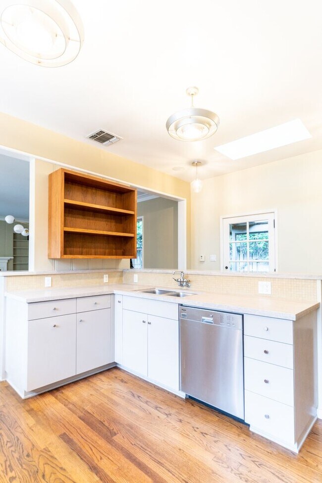 Building Photo - Beachwood Canyon 2b2b Home - Intentional F...