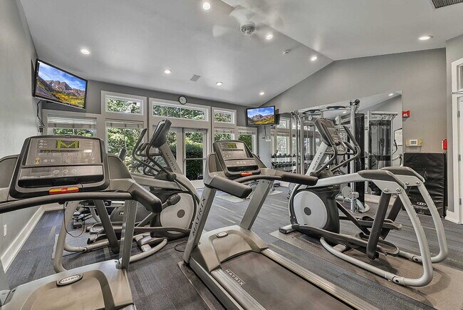 Building Photo - Pinnacle on Lake Washington