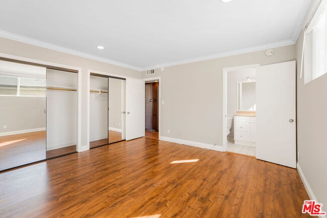 Building Photo - 248 S Doheny Dr