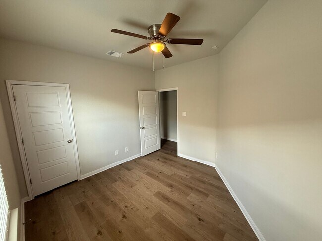 Building Photo - 3bd 2ba in Prime Location