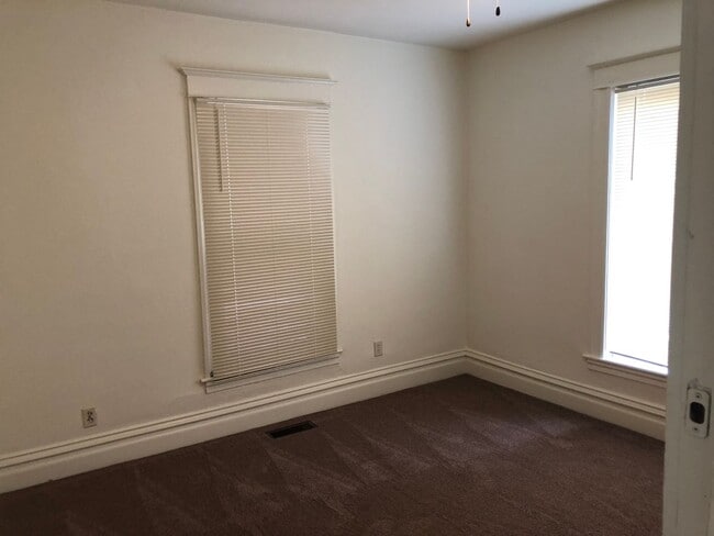 Building Photo - 614 S Clinton St