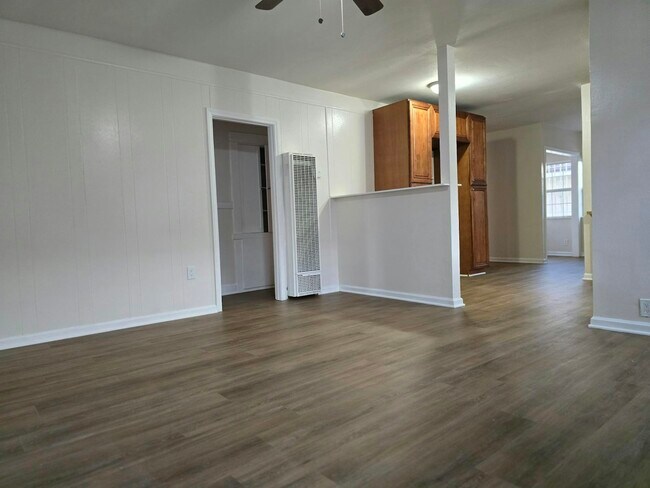 Building Photo - 916 W 59th Pl