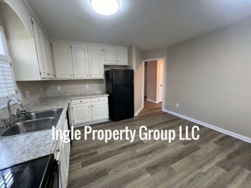 Building Photo - 341 N Hickory St