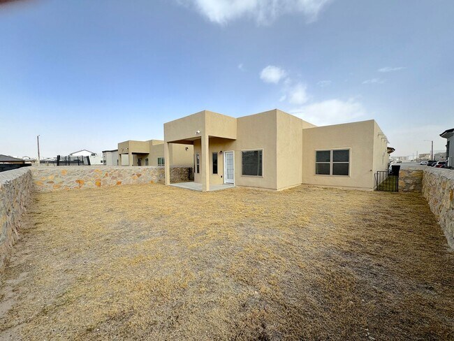 Building Photo - East El Paso 3 bed Refrig A/C