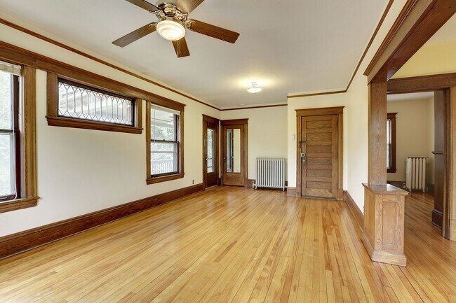 Building Photo - 3302 Harriet Ave