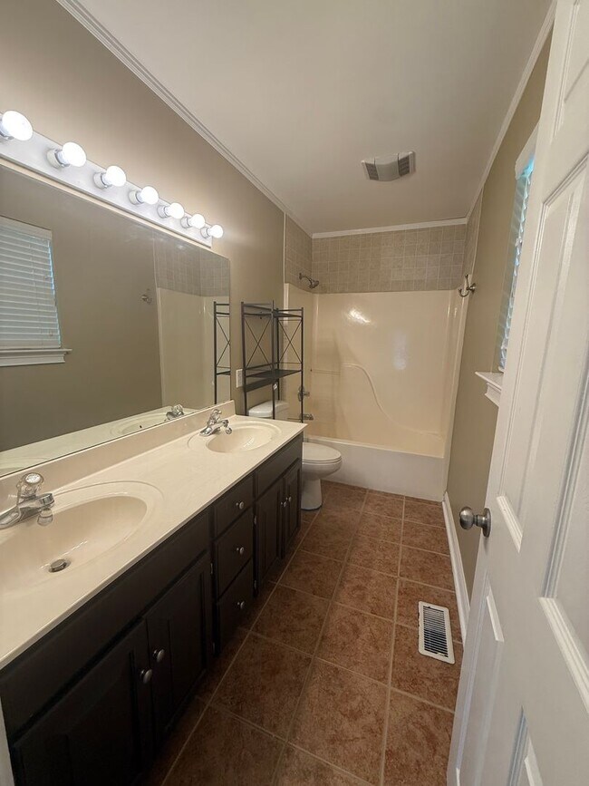 Building Photo - 4bd 3b off N Lee Hwy!