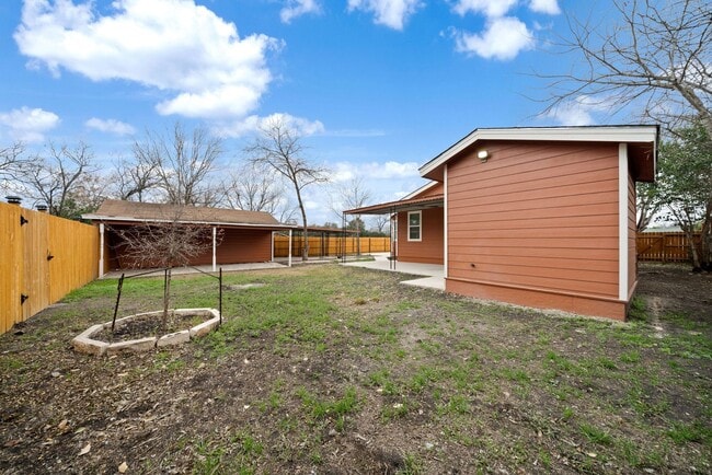 Building Photo - Charming Home Awaits: Spacious & Modern Living in a Prime Location