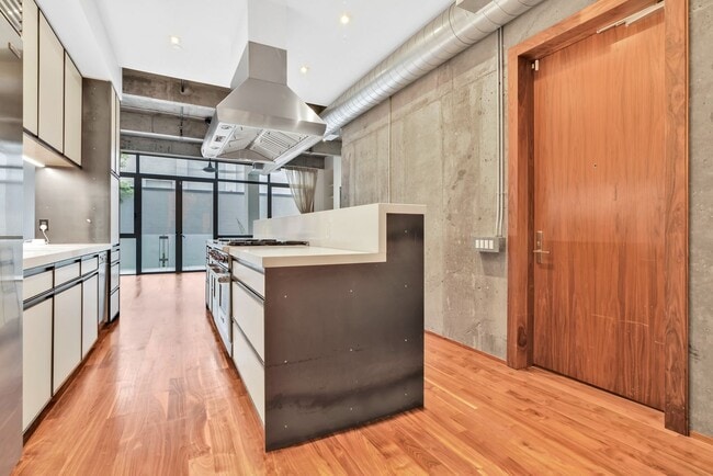 Building Photo - Impeccable Minimalist Design 4 bedroom 3 b...