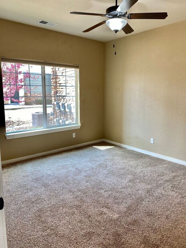 Building Photo - Fantastic 2 Bed, 2 Bath Condo With Detache...