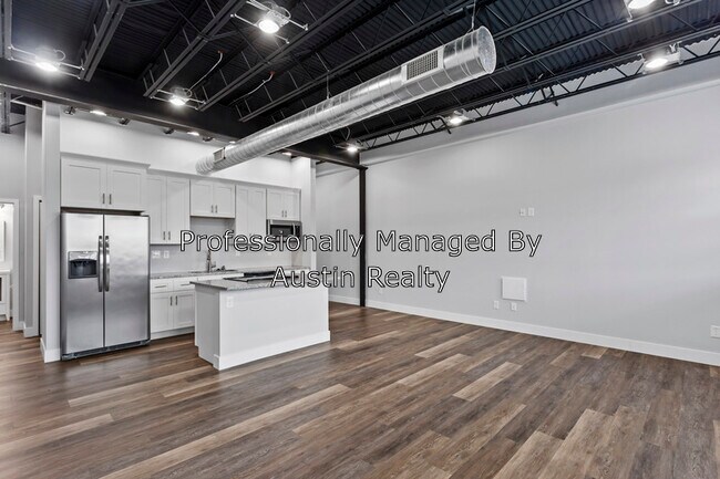 Building Photo - 4650 Hampton Ave