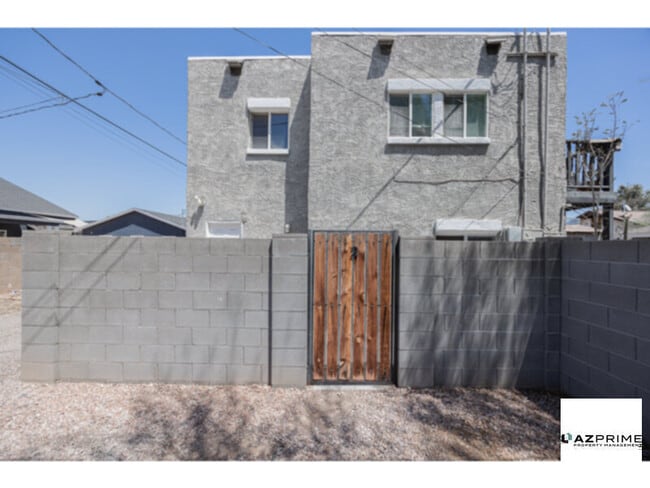 Building Photo - Find Comfort and Style in This Beautifully Designed 1/1 Triplex Unit Nestled in a Peaceful Phoenix N