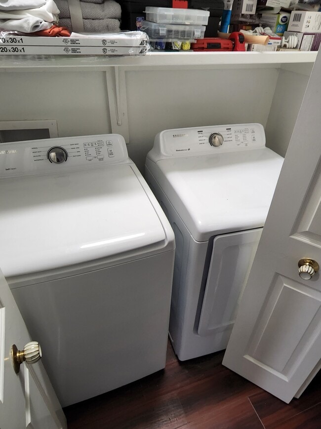 Washer and dryer. - 5201 Heatherstone Dr