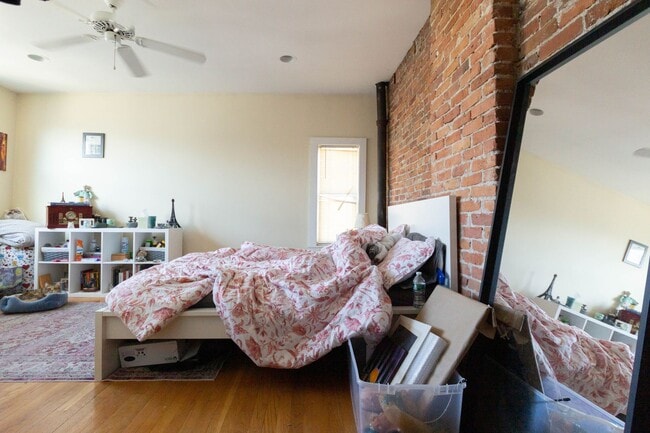 Building Photo - NO BROKER FEE!  SPACIOUS AND BRIGHT BRIGHTON CTR 5 BED/3 BATH AVAIL 9/1