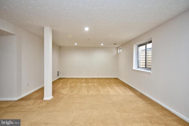 Building Photo - 5035 Woods Line Dr