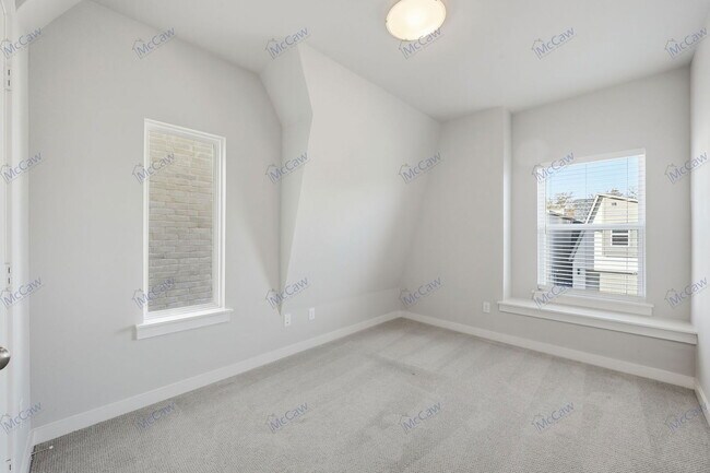 Building Photo - 358 Oakbend Dr