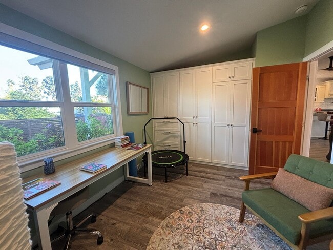 Building Photo - 2 Bed/2 Bath Oceanside Charmer!