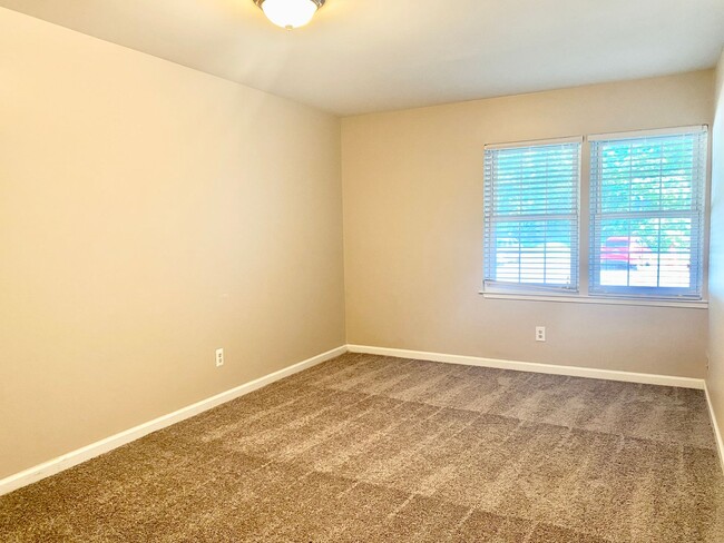 Building Photo - Spacious 2 Bed 2 Bath! Pets Welcome!  No S...