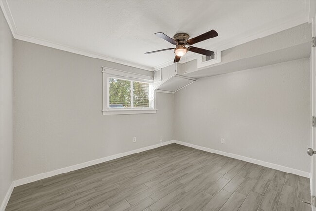 Building Photo - 107 E Willowick Ave