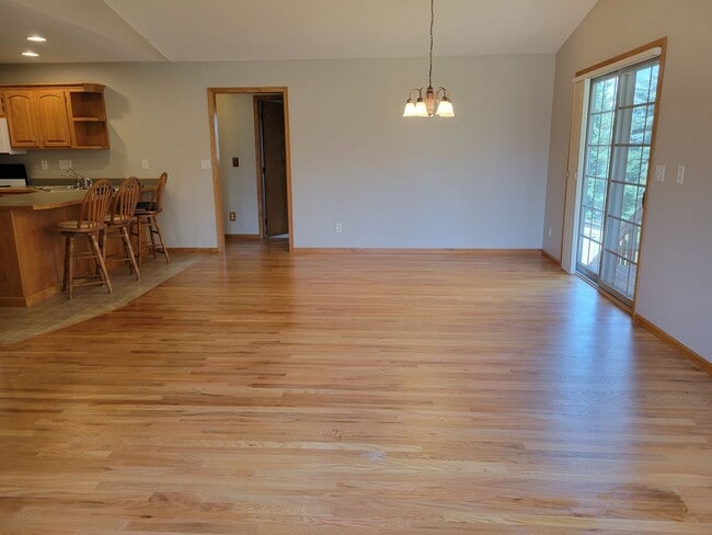 Building Photo - 3 Bedroom Twin Home