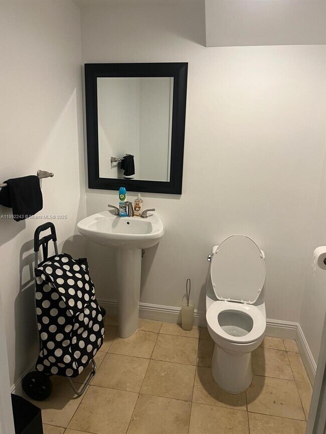 Building Photo - 1755 E Hallandale Beach Blvd