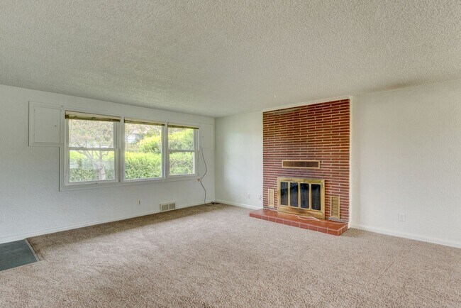 Building Photo - 3 Bedroom 2 Bath Home near Heart of Oak Ha...