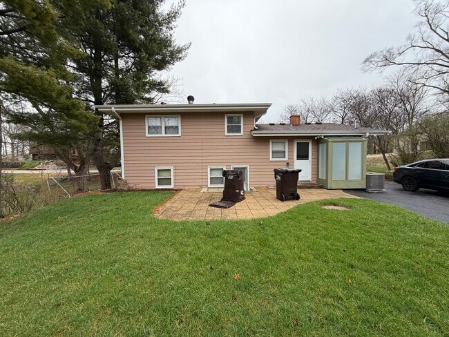 Building Photo - 202 Hickory Rd