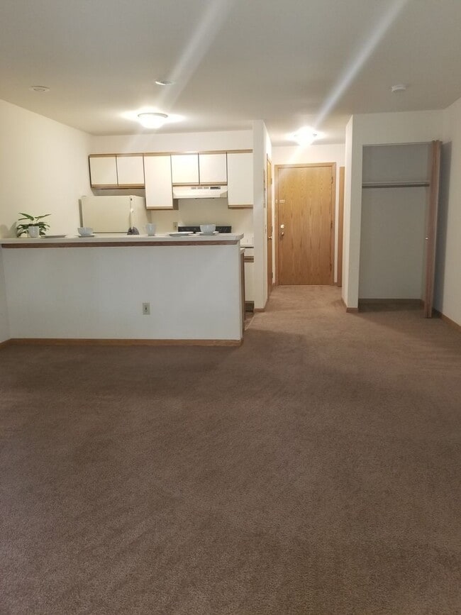 Building Photo - Available for an Immediate Move-In!   Grea...