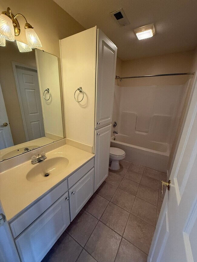 Building Photo - Beautiful 2 Bed 2 Bath Villa with 1 Car Garage! Available now!