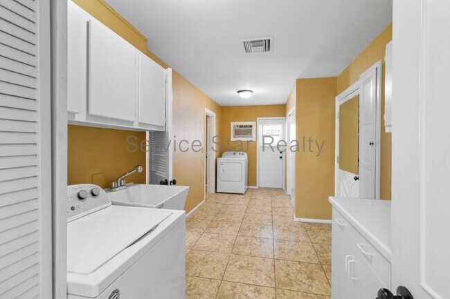 Building Photo - 9425 W Rolling Hills Dr