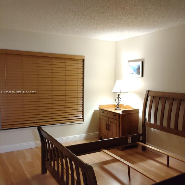 Building Photo - 3760 Inverrary Dr