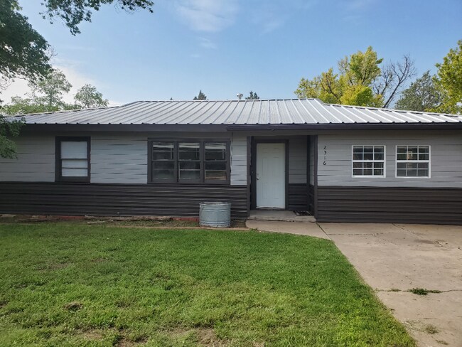 Primary Photo - 2516 5th Ave