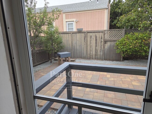 Building Photo - Super Cute 2 bedroom House in the heart of...