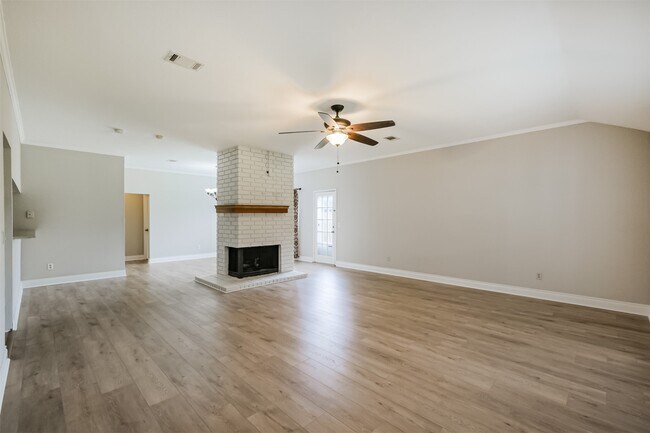 Building Photo - 2315 Cunningham Dr