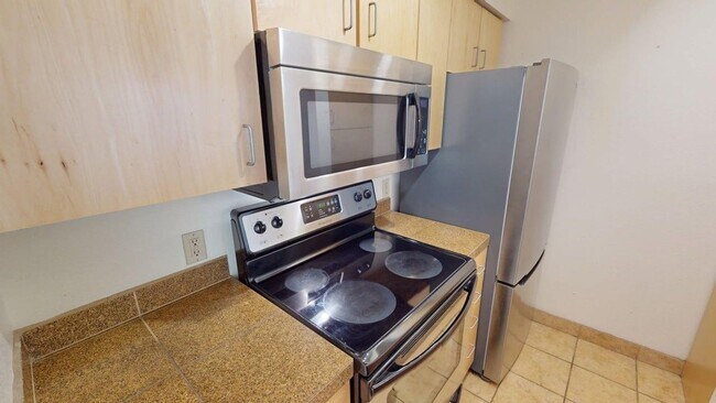 Building Photo - Light-Filled Upstairs Condo in a Prime Location