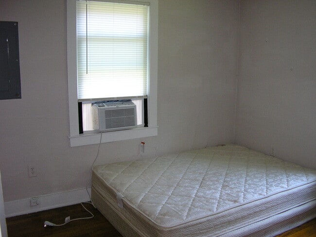 Building Photo - 1635 Sharon Dr