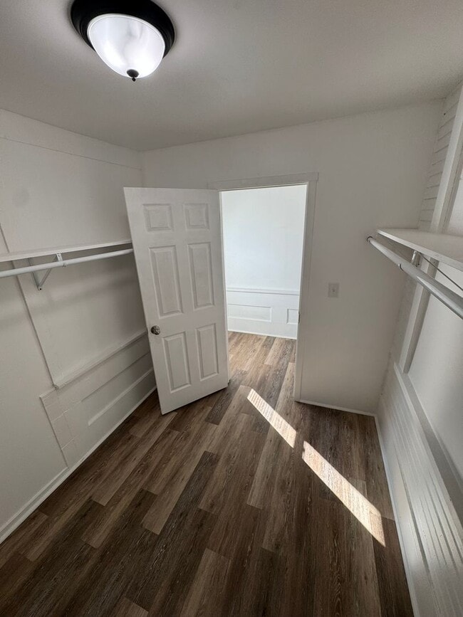 Building Photo - Enormous Completely Updated 4-Bedroom 1-Ba...