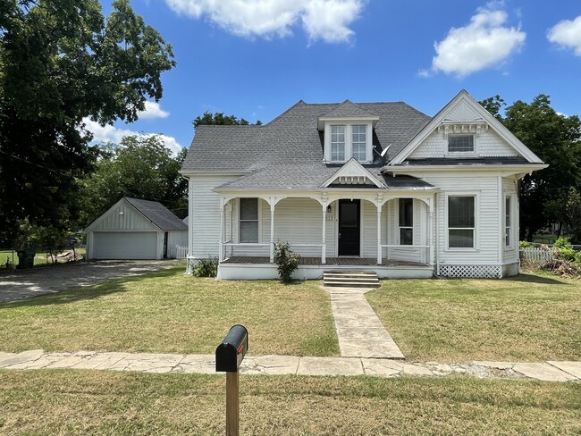 Primary Photo - 312 N College St