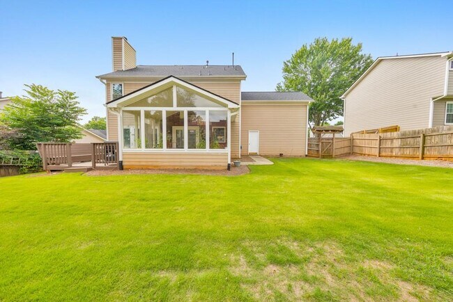 Building Photo - 520 Sonnet Way