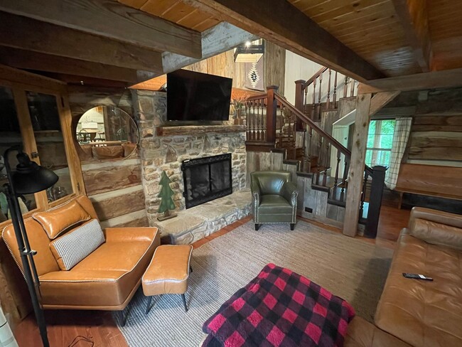 Building Photo - MOVE IN READY