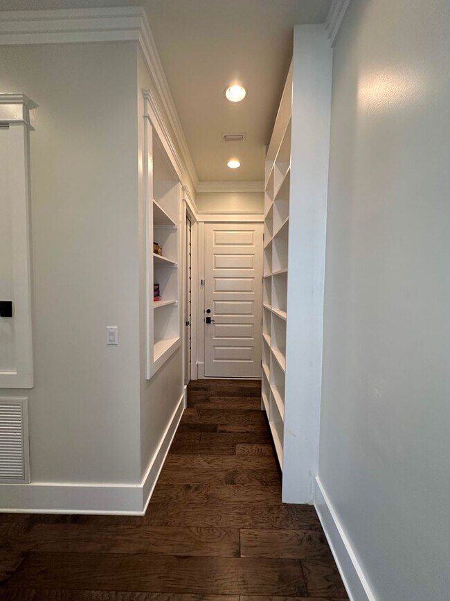 Building Photo - New, exclusive 3200 sq ft 4 bedroom/3.5bat...
