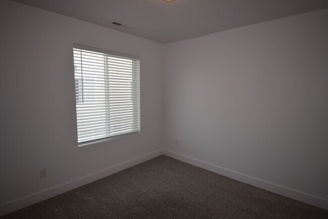 Building Photo - Charming 3 Bed 2.5 Bath Townhome in Murray!!!