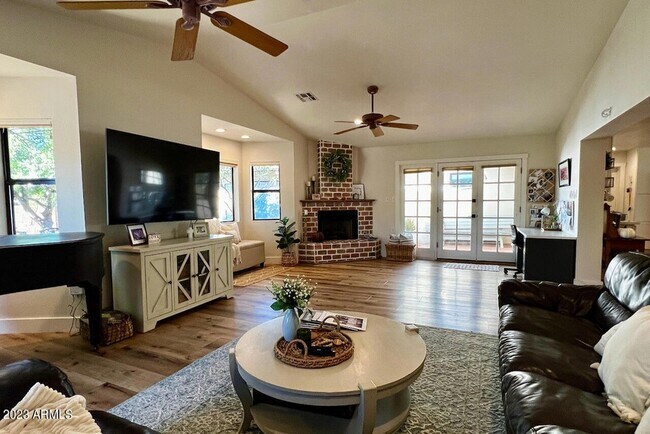 Building Photo - 4327 E Rancho Dr