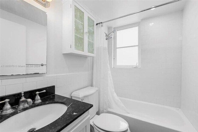 Building Photo - Charming 2BR Townhome in Miami Beach
